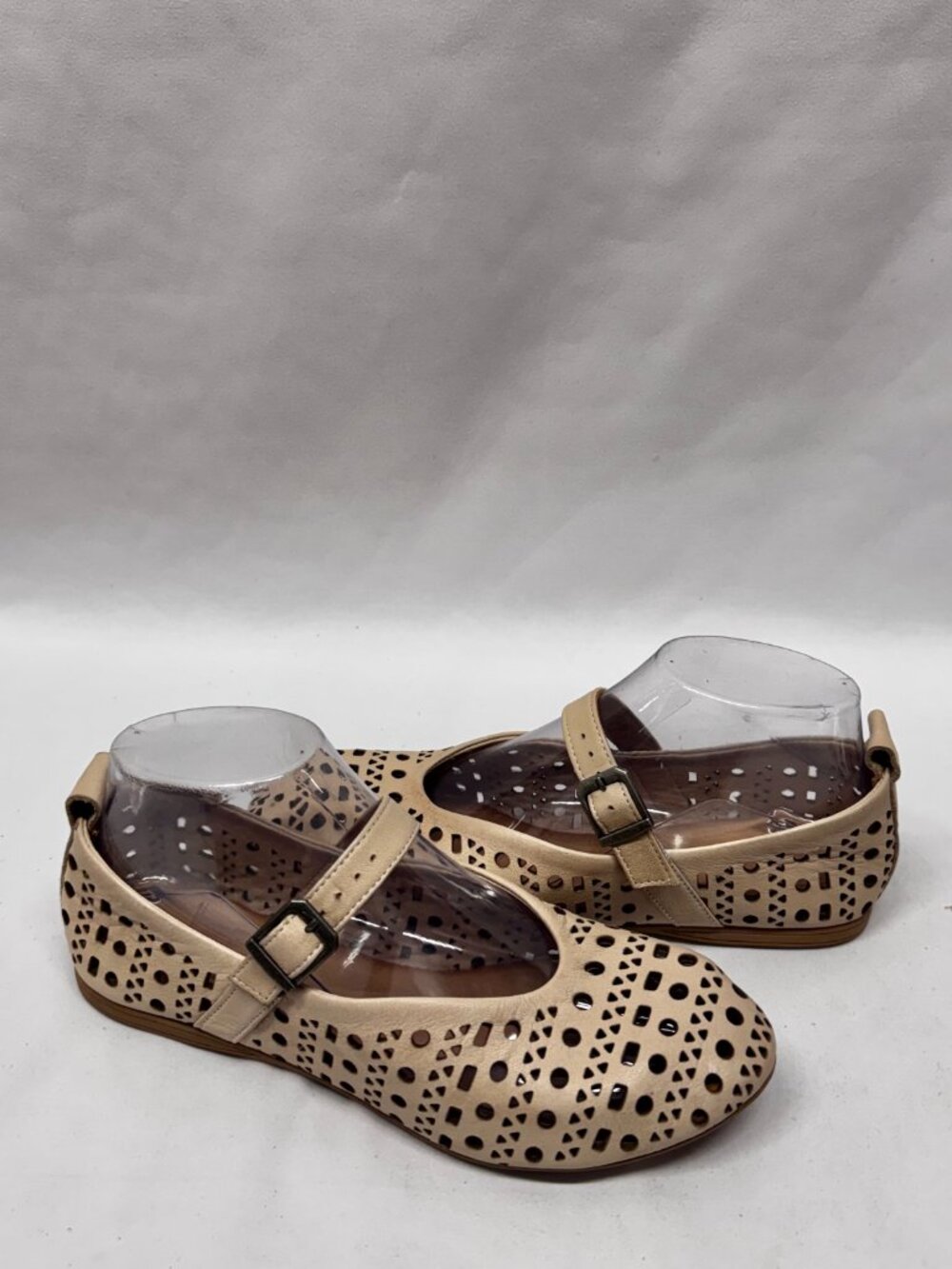 MIZ MOOZ KASS WOMEN'S PERFORETED LEATHER FLATS CREAM 37EU / 7US # T- 225